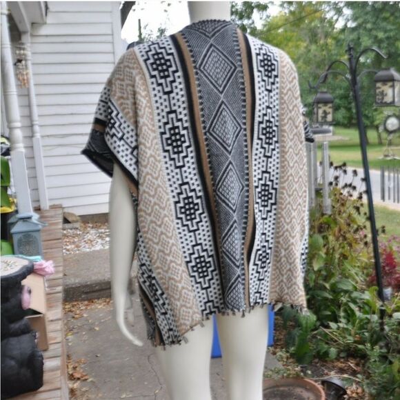 Arianna by Howard's Poncho One Size Fits Most (OSFM) - Picture 5 of 6